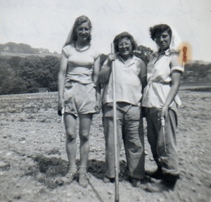 More Land Army Girls